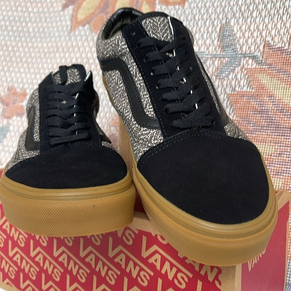 Vans Men’s Old Skool
Herringbone Black/Brown
VN000CP5YS8
Sneakers - Picture 10 of 16